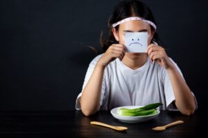 Read more about the article Cuidado: los peligros de una relación poco saludable con la comida en tu hija/o y cómo prevenirlo