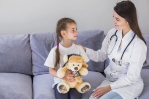 Read more about the article ¿Cómo hacer que tu hijo/a pierda el miedo al médico? 9 soluciones que realmente funcionan