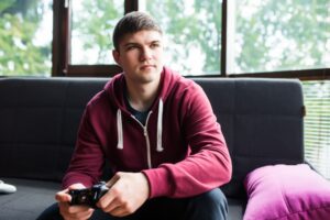 Read more about the article Cómo evitar que los videojuegos aíslen a tu hijo: ayúdalo a retomar el control de su tiempo y vida