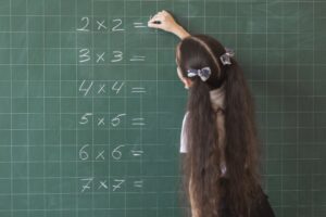 Read more about the article España en retroceso: los alarmantes resultados en matemáticas y ciencias que despiertan preocupación.