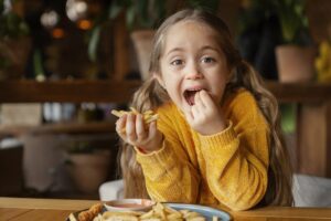 Read more about the article ¿Cansado/a de que tu hijo/a se levante de la mesa durante la comida? Estas estrategias pueden cambiarlo todo