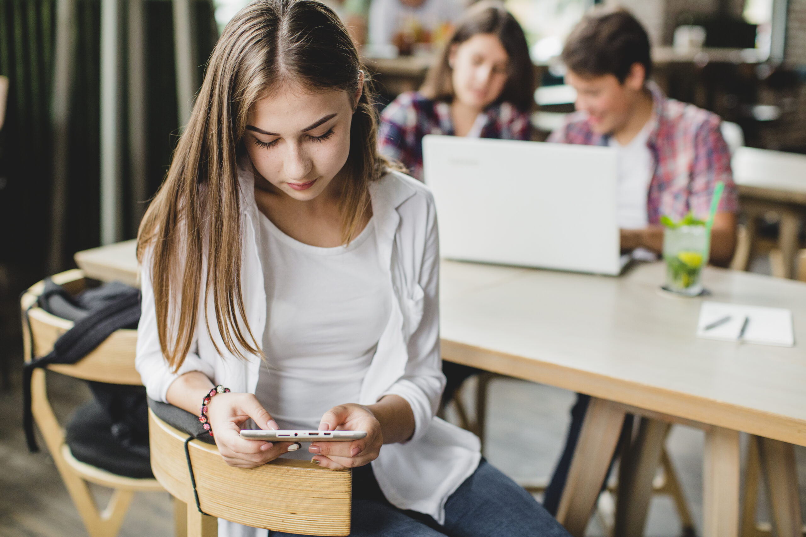 Read more about the article ¿Sin móviles en clase? Así revolucionó esta escuela la convivencia y el aprendizaje