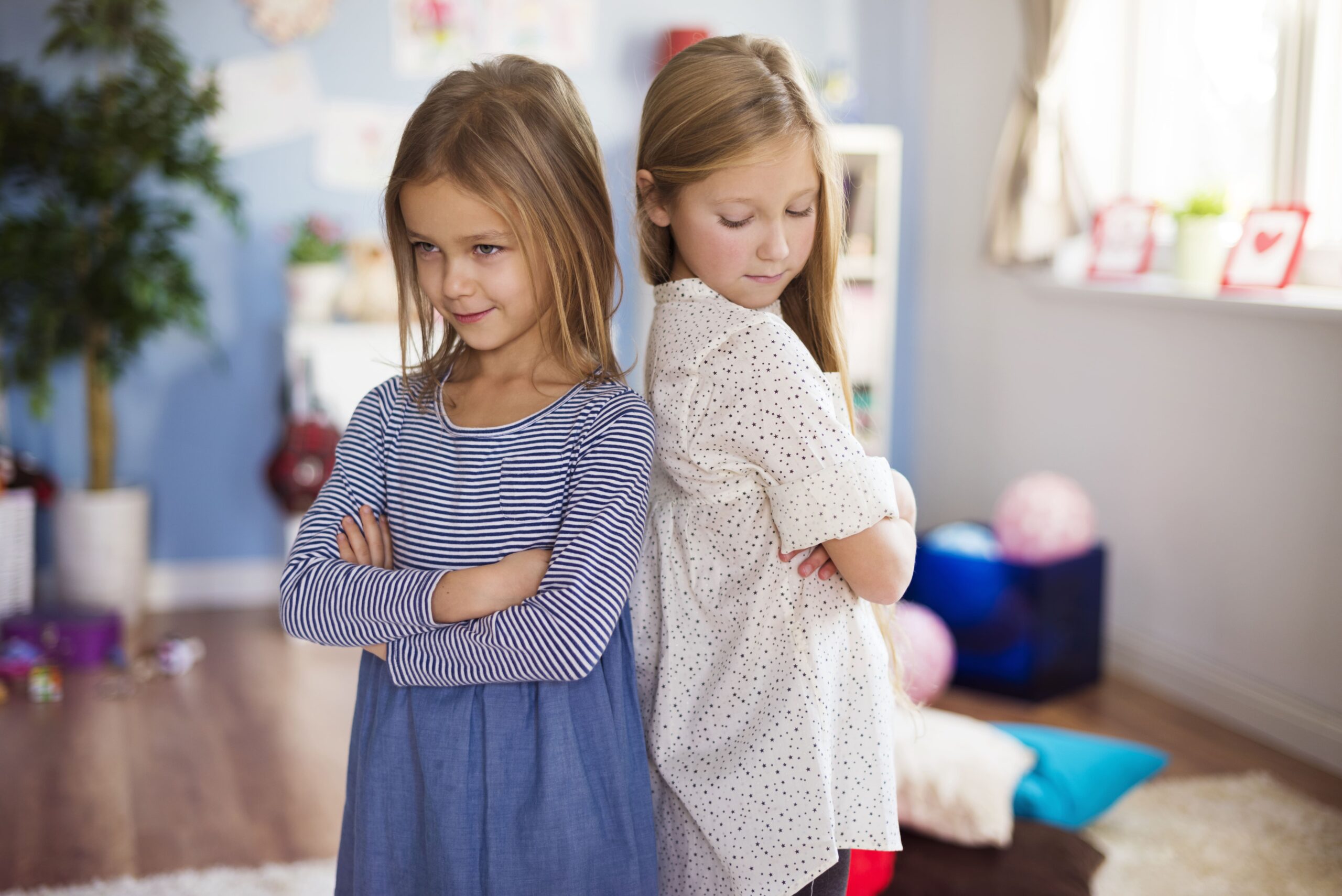 Read more about the article Cómo poner fin a las peleas constantes entre tus hijos. Estos 5 consejos transformarán la dinámica familiar