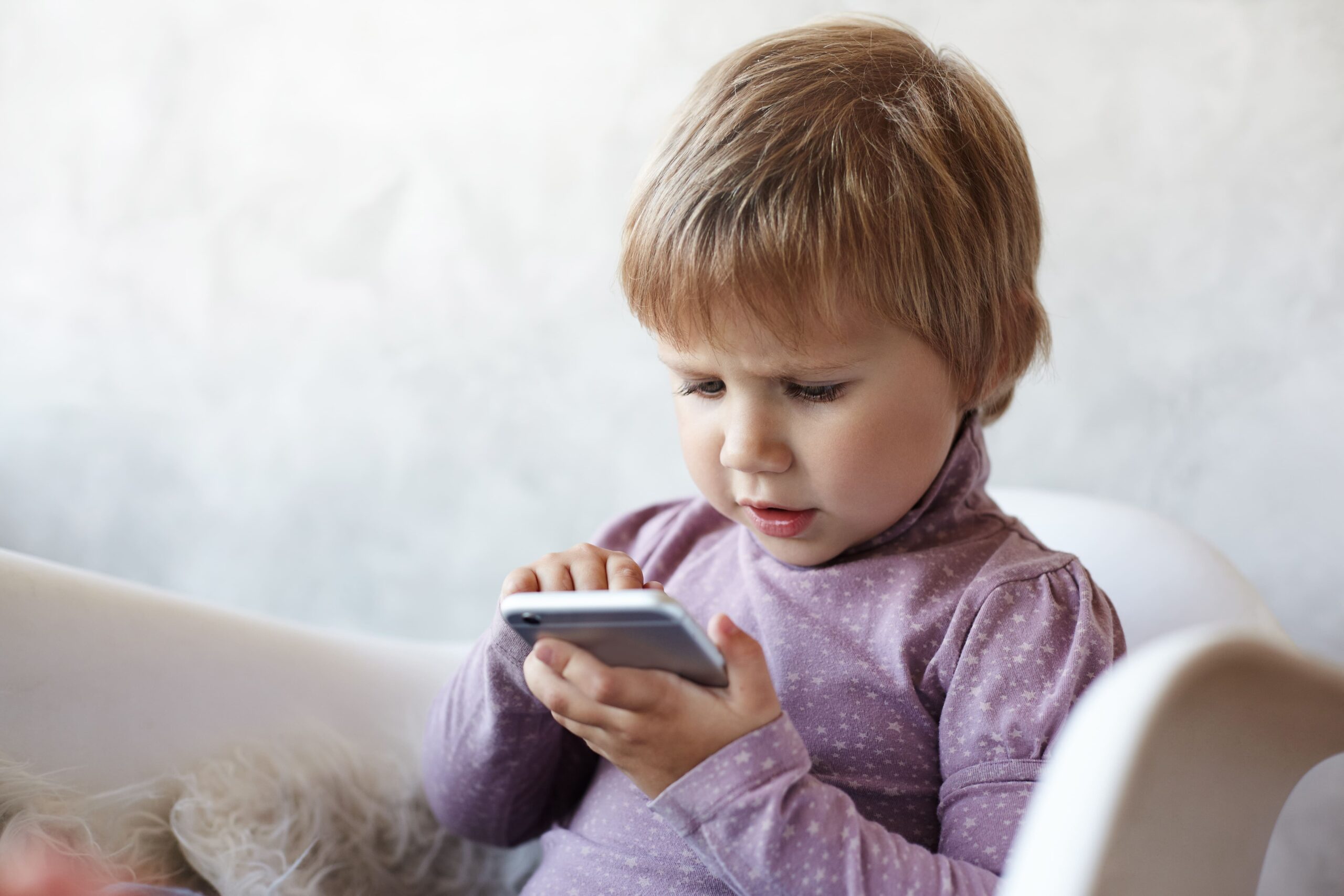 Read more about the article La paradoja: piden colegios sin tecnología, pero los niños pasan 4 horas frente a pantallas en casa