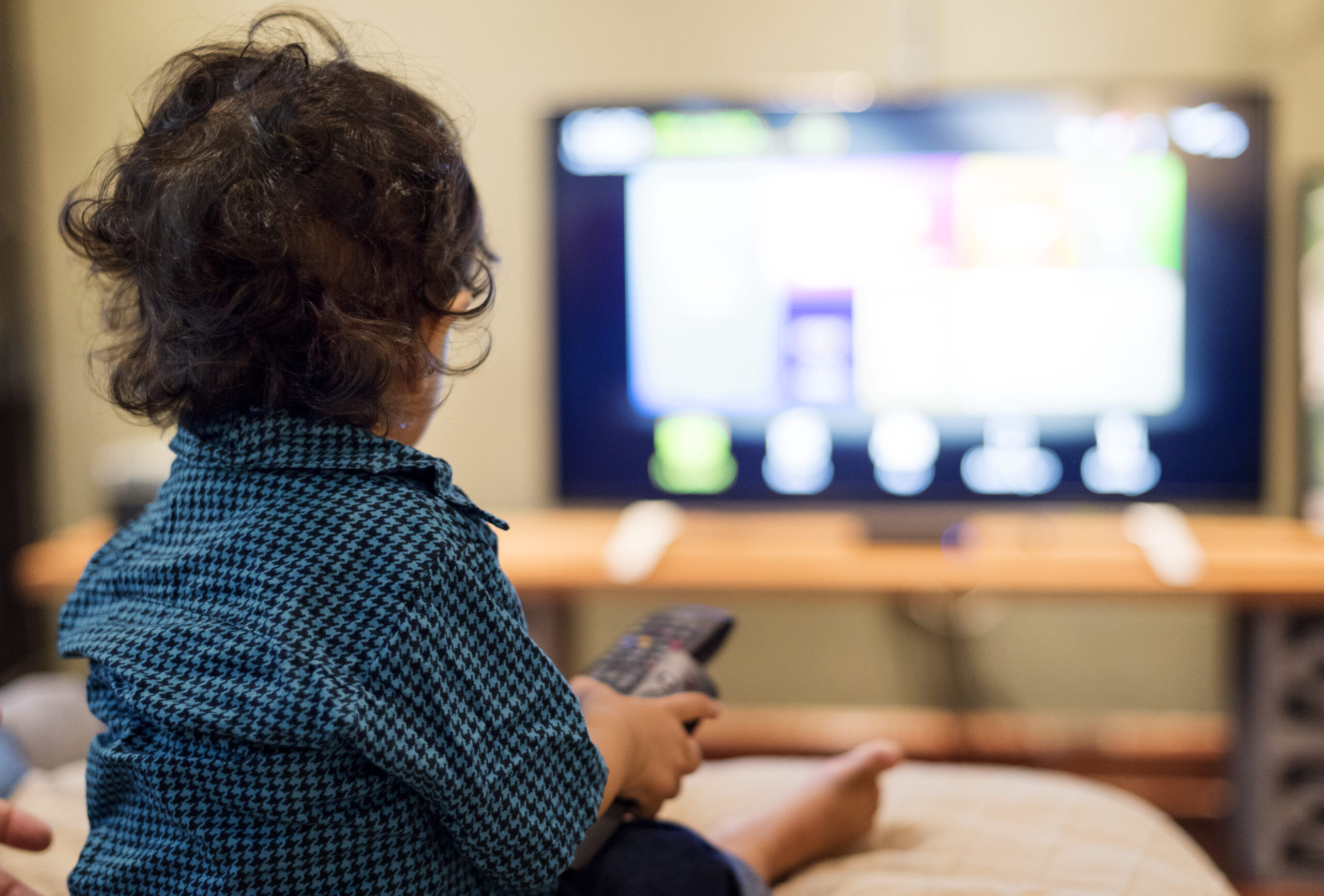 Read more about the article ¿Tu hijo/a quiere todo lo que ve en televisión? Aprende a controlar sus deseos de manera eficaz