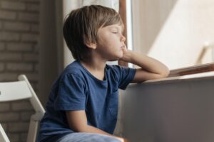 Read more about the article De “me aburro” a “me divierto”: 7 maneras de convertir el aburrimiento de tu hijo/a en una oportunidad educativa