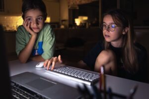 Read more about the article El peligro del contenido falso generado por IA: ¿Están los adolescentes preparados para detectarlo?